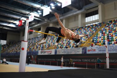 İSTANBUL, TURKEY - Mart 06, 2021: Türkiye Atletizm Federasyonu Koşu ve Alan Yarışmaları sırasında tanımlanamayan yüksek atlama