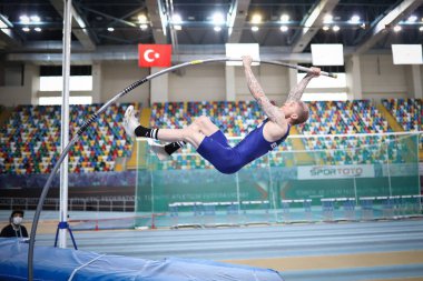İSTANBUL, TURKEY - 07 Mart 2021: Türkiye Atletizm Federasyonu Koşu ve Alan Yarışmaları Şampiyonası sırasında tanımlanamayan atlet sırığı atlama