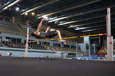 İSTANBUL, TURKEY - Mart 06, 2021: Türkiye Atletizm Federasyonu Koşu ve Alan Yarışmaları sırasında tanımlanamayan yüksek atlama