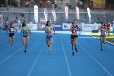 ISTANBUL, TURKEY - 12 Haziran 2021: Balkan U20 Atletizm Şampiyonası sırasında koşan sporcular