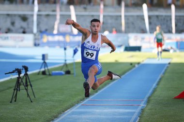 ISTANBUL, TURKEY - 13 Haziran 2021: Balkan U20 Atletizm Şampiyonası sırasında tanımlanamayan üçlü atlama