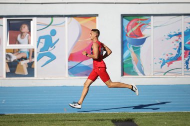 ISTANBUL, TURKEY - 13 Haziran 2021: Balkan U20 Atletizm Şampiyonası sırasında koşan tanımlanamayan sporcu