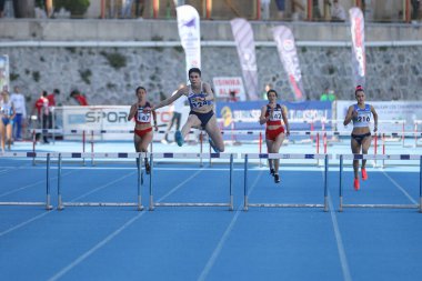 ISTANBUL, TURKEY - 12 Haziran 2021: Balkan U20 Atletizm Şampiyonası sırasında atletler engelli koşuyor