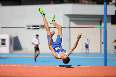 ISTANBUL, TURKEY - 12 Haziran 2021: Balkan U20 Atletizm Şampiyonası sırasında tanımlanamayan yüksek atlamacı