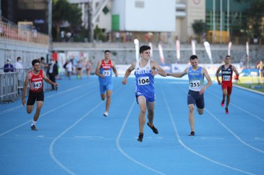 ISTANBUL, TURKEY - 12 Haziran 2021: Balkan U20 Atletizm Şampiyonası sırasında koşan sporcular