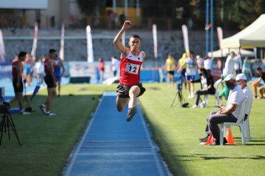 ISTANBUL, TURKEY - 13 Haziran 2021: Balkan U20 Atletizm Şampiyonası sırasında tanımlanamayan üçlü atlama