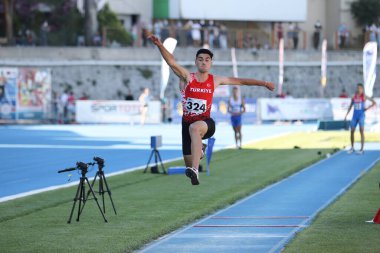 ISTANBUL, TURKEY - 13 Haziran 2021: Balkan U20 Atletizm Şampiyonası sırasında tanımlanamayan üçlü atlama