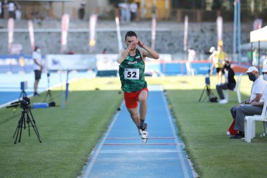 ISTANBUL, TURKEY - 13 Haziran 2021: Balkan U20 Atletizm Şampiyonası sırasında tanımlanamayan üçlü atlama