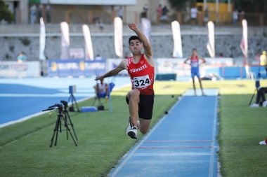 ISTANBUL, TURKEY - 13 Haziran 2021: Balkan U20 Atletizm Şampiyonası sırasında tanımlanamayan üçlü atlama