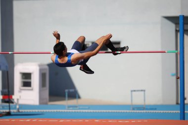 ISTANBUL, TURKEY - 12 Haziran 2021: Balkan U20 Atletizm Şampiyonası sırasında tanımlanamayan yüksek atlamacı