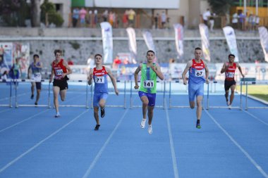ISTANBUL, TURKEY - 12 Haziran 2021: Balkan U20 Atletizm Şampiyonası sırasında atletler engelli koşuyor