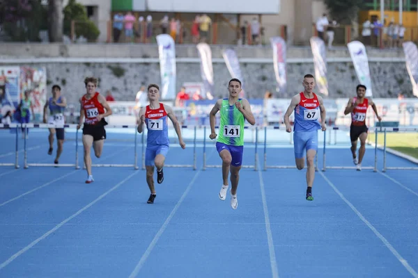 伊斯坦布尔 土耳其 2021年6月12日 巴尔干U20田径锦标赛中的运动员跑栏 — 图库照片