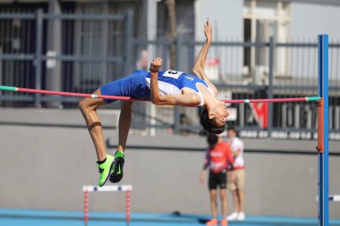 ISTANBUL, TURKEY - 12 Haziran 2021: Balkan U20 Atletizm Şampiyonası sırasında tanımlanamayan yüksek atlamacı