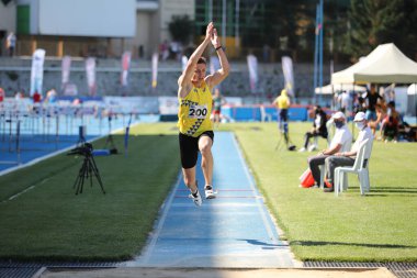 ISTANBUL, TURKEY - 13 Haziran 2021: Balkan U20 Atletizm Şampiyonası sırasında tanımlanamayan üçlü atlama