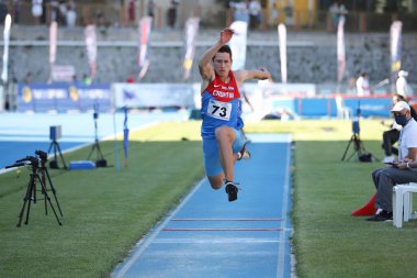 ISTANBUL, TURKEY - 13 Haziran 2021: Balkan U20 Atletizm Şampiyonası sırasında tanımlanamayan üçlü atlama