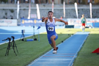 ISTANBUL, TURKEY - 13 Haziran 2021: Balkan U20 Atletizm Şampiyonası sırasında tanımlanamayan üçlü atlama