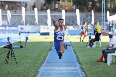 ISTANBUL, TURKEY - 13 Haziran 2021: Balkan U20 Atletizm Şampiyonası sırasında tanımlanamayan üçlü atlama