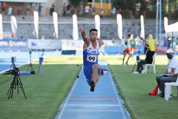 ISTANBUL, TURKEY - 13 Haziran 2021: Balkan U20 Atletizm Şampiyonası sırasında tanımlanamayan üçlü atlama