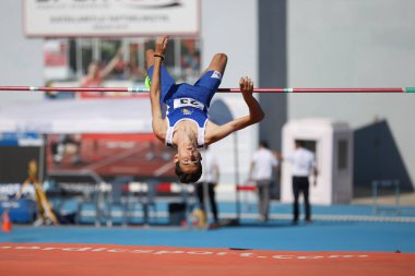 ISTANBUL, TURKEY - 12 Haziran 2021: Balkan U20 Atletizm Şampiyonası sırasında tanımlanamayan yüksek atlamacı