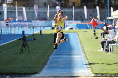 ISTANBUL, TURKEY - 13 Haziran 2021: Balkan U20 Atletizm Şampiyonası sırasında tanımlanamayan üçlü atlama