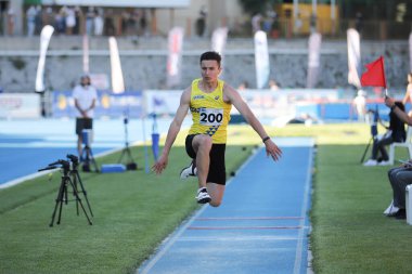ISTANBUL, TURKEY - 13 Haziran 2021: Balkan U20 Atletizm Şampiyonası sırasında tanımlanamayan üçlü atlama
