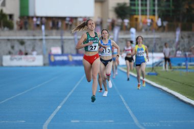 ISTANBUL, TURKEY - 12 Haziran 2021: Balkan U20 Atletizm Şampiyonası sırasında koşan sporcular