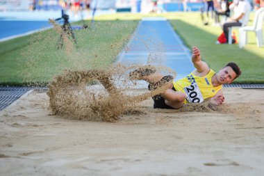 ISTANBUL, TURKEY - 13 Haziran 2021: Balkan U20 Atletizm Şampiyonası sırasında tanımlanamayan üçlü atlama