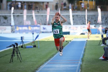 ISTANBUL, TURKEY - 13 Haziran 2021: Balkan U20 Atletizm Şampiyonası sırasında tanımlanamayan üçlü atlama