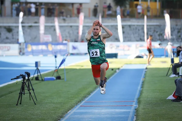 ISTANBUL, TURKEY - 13 Haziran 2021: Balkan U20 Atletizm Şampiyonası sırasında tanımlanamayan üçlü atlama