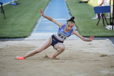 ISTANBUL, TURKEY - 12 Haziran 2021: Balkan U20 Atletizm Şampiyonası sırasında tanımlanamayan üçlü atlama