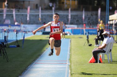 ISTANBUL, TURKEY - 13 Haziran 2021: Balkan U20 Atletizm Şampiyonası sırasında tanımlanamayan üçlü atlama