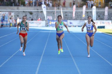 ISTANBUL, TURKEY - 13 Haziran 2021: Balkan U20 Atletizm Şampiyonası sırasında koşan sporcular