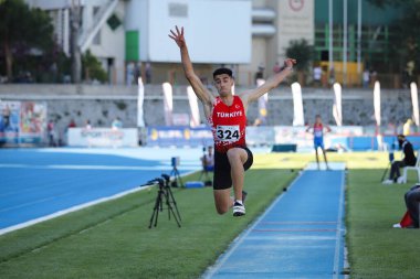 ISTANBUL, TURKEY - 13 Haziran 2021: Balkan U20 Atletizm Şampiyonası sırasında tanımlanamayan üçlü atlama