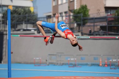 ISTANBUL, TURKEY - 12 Haziran 2021: Balkan U20 Atletizm Şampiyonası sırasında tanımlanamayan yüksek atlamacı