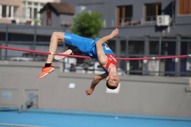 ISTANBUL, TURKEY - 12 Haziran 2021: Balkan U20 Atletizm Şampiyonası sırasında tanımlanamayan yüksek atlamacı