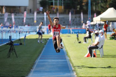 ISTANBUL, TURKEY - 13 Haziran 2021: Balkan U20 Atletizm Şampiyonası sırasında tanımlanamayan üçlü atlama