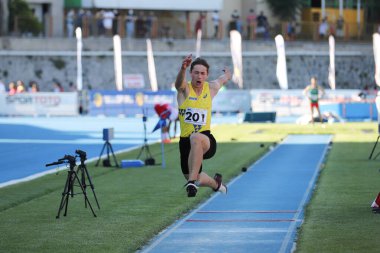 ISTANBUL, TURKEY - 13 Haziran 2021: Balkan U20 Atletizm Şampiyonası sırasında tanımlanamayan üçlü atlama
