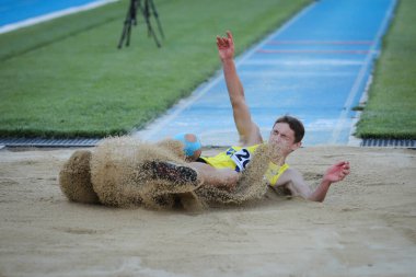 ISTANBUL, TURKEY - 13 Haziran 2021: Balkan U20 Atletizm Şampiyonası sırasında tanımlanamayan üçlü atlama