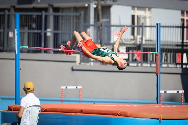 Istanbul Turkey 2021年6月12日 バルカンU20陸上選手権中に未定義の選手のハイジャンプ — ストック写真