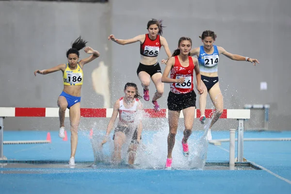 Istanbul Turquia Junho 2021 Atletas Que Correm Barreiras Durante Campeonatos — Fotografia de Stock