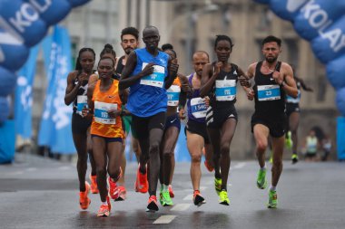 İSTANBUL, TURKEY - Nisan 04, 2021: İstanbul Eski kentinde İstanbul YarıMaratonu 'nda koşan sporcular