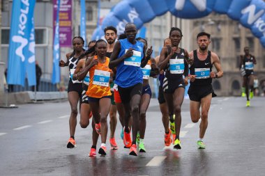 İSTANBUL, TURKEY - Nisan 04, 2021: İstanbul Eski kentinde İstanbul YarıMaratonu 'nda koşan sporcular