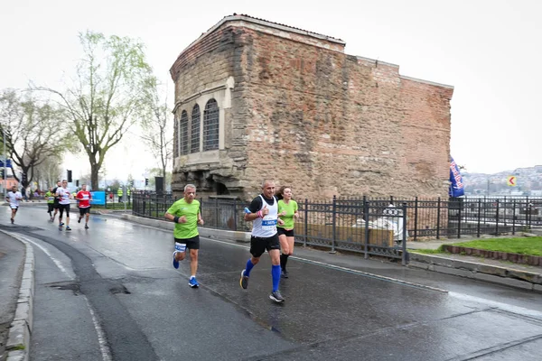 Istanbul Turquía Abril 2021 Atletas Corriendo Media Maratón Estambul Casco — Foto de Stock