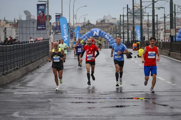 伊斯坦布尔 土耳其 2021年4月4日 在伊斯坦布尔老城区参加伊斯坦布尔半程马拉松赛的运动员 — 图库照片