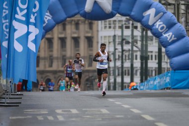 İSTANBUL, TURKEY - Nisan 04, 2021: İstanbul Eski kentinde İstanbul YarıMaratonu 'nda koşan sporcular
