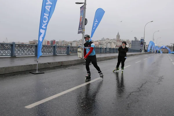 Istanbul Turquía Abril 2021 Patinador Corriendo Media Maratón Estambul Puente — Foto de Stock