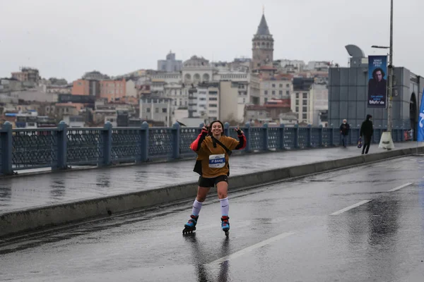 Istanbul Turkey Április 2021 Skater Fut Isztambul Félmaraton Galata Bridge — Stock Fotó