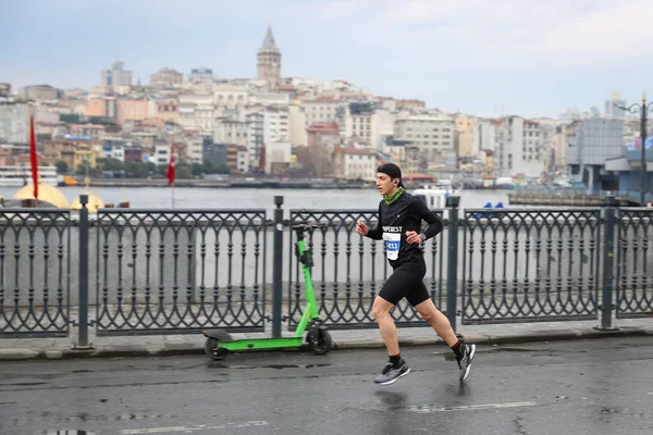 Istanbul Turquía Abril 2021 Atleta Corriendo Media Maratón Estambul Casco — Foto de Stock