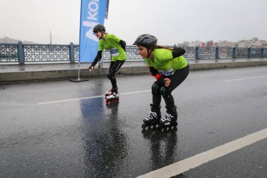 ISTANBUL, TURKEY - Nisan 04, 2021: Galata Köprüsü 'nde İstanbul Yarı Maratonu' nda koşan patenci