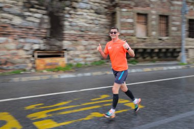 İSTANBUL, TURKEY - Nisan 04, 2021: İstanbul Eski kentinde İstanbul YarıMaratonu 'nda koşan sporcu